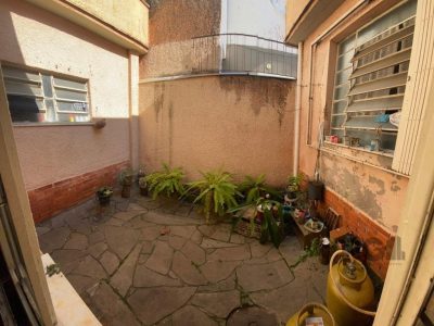 Casa à venda com 330m², 5 quartos, 1 suíte, 3 vagas no bairro Santana em Porto Alegre - Foto 14