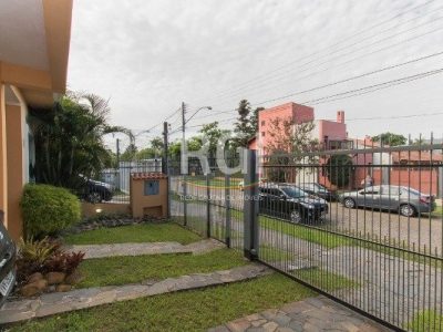 Casa à venda com 187m², 3 quartos, 1 suíte, 2 vagas no bairro Ipanema em Porto Alegre - Foto 2