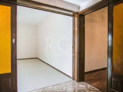 Casa à venda com 306m², 4 quartos, 4 vagas no bairro Santo Antônio em Porto Alegre - Foto 4