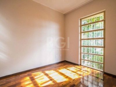 Casa à venda com 306m², 4 quartos, 4 vagas no bairro Santo Antônio em Porto Alegre - Foto 10