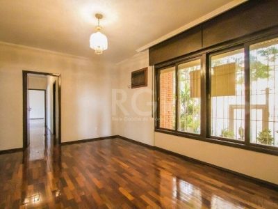 Casa à venda com 306m², 4 quartos, 4 vagas no bairro Santo Antônio em Porto Alegre - Foto 12