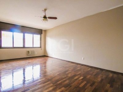 Casa à venda com 306m², 4 quartos, 4 vagas no bairro Santo Antônio em Porto Alegre - Foto 17