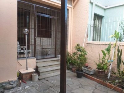 Casa à venda com 371m², 3 quartos, 1 suíte, 2 vagas no bairro Floresta em Porto Alegre - Foto 4