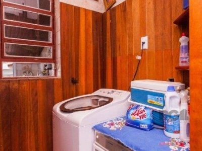 Casa à venda com 371m², 3 quartos, 1 suíte, 2 vagas no bairro Floresta em Porto Alegre - Foto 15