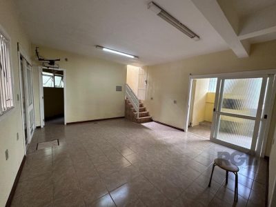 Casa à venda com 240m², 3 quartos, 1 suíte, 4 vagas no bairro Jardim Itu em Porto Alegre - Foto 4