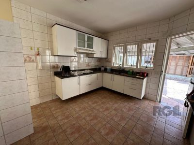 Casa à venda com 240m², 3 quartos, 1 suíte, 4 vagas no bairro Jardim Itu em Porto Alegre - Foto 9