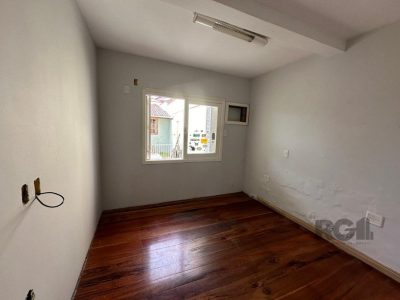 Casa à venda com 240m², 3 quartos, 1 suíte, 4 vagas no bairro Jardim Itu em Porto Alegre - Foto 16