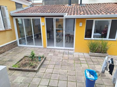 Casa à venda com 200m², 3 quartos, 1 vaga no bairro Petrópolis em Porto Alegre - Foto 2