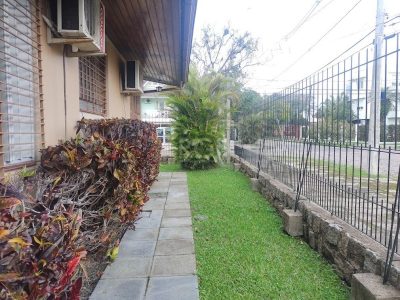 Casa à venda com 180m², 3 quartos, 1 suíte, 2 vagas no bairro Ipanema em Porto Alegre - Foto 2