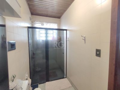 Casa à venda com 180m², 3 quartos, 1 suíte, 2 vagas no bairro Ipanema em Porto Alegre - Foto 15