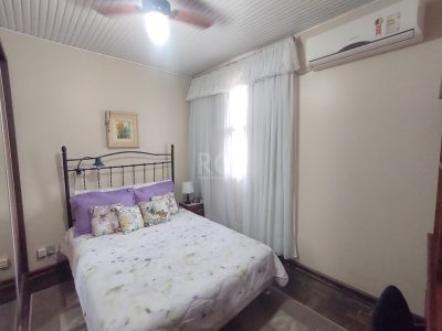 Casa à venda com 180m², 3 quartos, 1 suíte, 2 vagas no bairro Ipanema em Porto Alegre - Foto 17