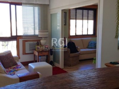 Apartamento à venda com 90m², 3 quartos, 1 suíte, 1 vaga no bairro Passo d'Areia em Porto Alegre - Foto 2