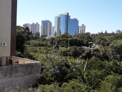 Casa à venda com 385m², 5 quartos, 1 suíte, 4 vagas no bairro Petrópolis em Porto Alegre - Foto 2