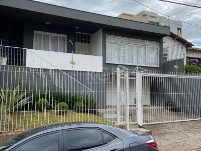 Casa à venda com 242m², 3 quartos, 1 suíte, 2 vagas no bairro Petrópolis em Porto Alegre - Foto 9