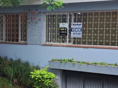 Casa à venda com 350m², 6 quartos, 1 suíte, 4 vagas no bairro Três Figueiras em Porto Alegre - Foto 2