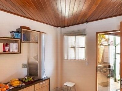 Casa à venda com 73m², 4 quartos, 1 suíte, 5 vagas no bairro Medianeira em Porto Alegre - Foto 13