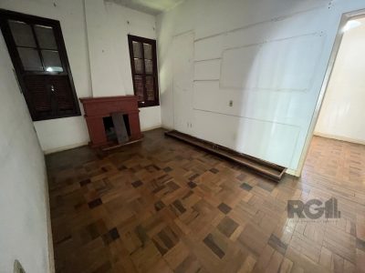 Casa à venda com 186m², 4 quartos, 4 vagas no bairro Medianeira em Porto Alegre - Foto 18