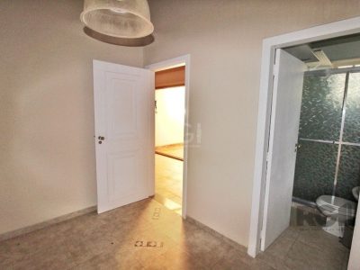 Casa à venda com 167m², 3 quartos, 1 suíte, 3 vagas no bairro Ipanema em Porto Alegre - Foto 21