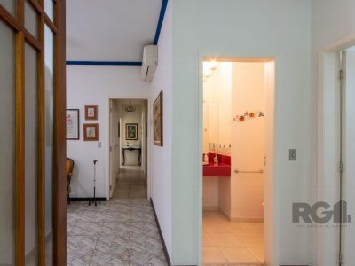 Casa à venda com 226m², 3 quartos, 1 suíte, 3 vagas no bairro Três Figueiras em Porto Alegre - Foto 9