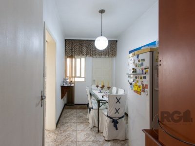 Casa à venda com 226m², 3 quartos, 1 suíte, 3 vagas no bairro Três Figueiras em Porto Alegre - Foto 11