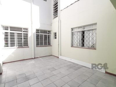 Casa à venda com 256m², 4 quartos, 1 suíte, 2 vagas no bairro Santana em Porto Alegre - Foto 22