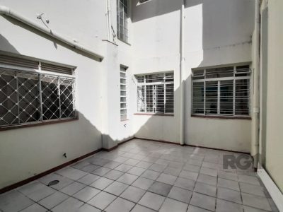 Casa à venda com 256m², 4 quartos, 1 suíte, 2 vagas no bairro Santana em Porto Alegre - Foto 23