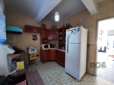 Casa à venda com 256m², 4 quartos, 1 suíte, 2 vagas no bairro Santana em Porto Alegre - Foto 32