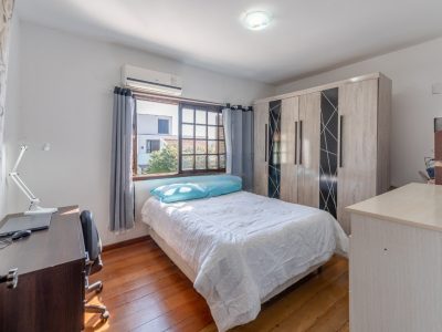 Casa à venda com 273m², 4 quartos, 2 suítes, 2 vagas no bairro Ipanema em Porto Alegre - Foto 17