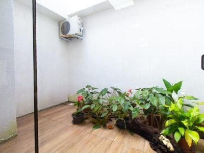 Casa à venda com 149m², 3 quartos, 1 suíte, 2 vagas no bairro Higienópolis em Porto Alegre - Foto 11