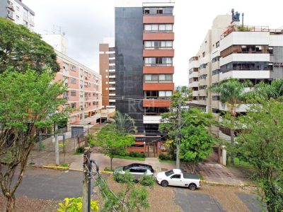 Casa à venda com 464m², 3 quartos, 1 suíte, 3 vagas no bairro Petrópolis em Porto Alegre - Foto 21