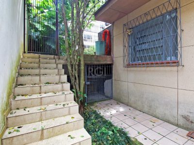 Casa à venda com 464m², 3 quartos, 1 suíte, 3 vagas no bairro Petrópolis em Porto Alegre - Foto 30