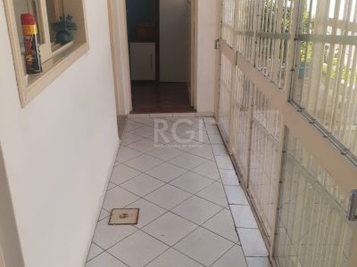 Casa à venda com 300m², 3 quartos, 1 suíte, 4 vagas no bairro Jardim Lindóia em Porto Alegre - Foto 2