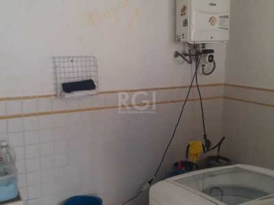 Casa à venda com 300m², 3 quartos, 1 suíte, 4 vagas no bairro Jardim Lindóia em Porto Alegre - Foto 4