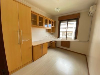 Apartamento à venda com 92m², 3 quartos, 1 suíte, 2 vagas no bairro Petrópolis em Porto Alegre - Foto 9