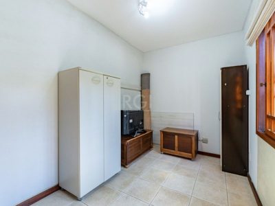 Casa à venda com 255m², 3 quartos, 1 suíte, 3 vagas no bairro Ipanema em Porto Alegre - Foto 19