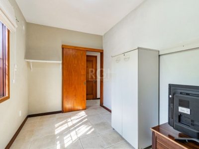 Casa à venda com 255m², 3 quartos, 1 suíte, 3 vagas no bairro Ipanema em Porto Alegre - Foto 9