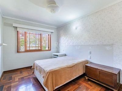 Casa à venda com 255m², 3 quartos, 1 suíte, 3 vagas no bairro Ipanema em Porto Alegre - Foto 21