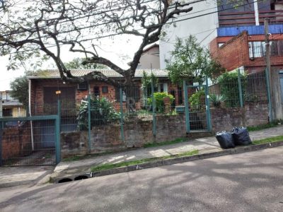 Casa à venda com 140m², 2 quartos, 1 suíte, 2 vagas no bairro Medianeira em Porto Alegre - Foto 2