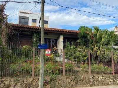 Casa à venda com 250m², 5 quartos, 1 suíte, 2 vagas no bairro Petrópolis em Porto Alegre - Foto 4