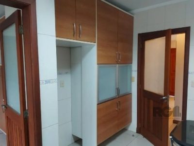 Casa à venda com 255m², 3 quartos, 1 suíte, 3 vagas no bairro Vila Ipiranga em Porto Alegre - Foto 11