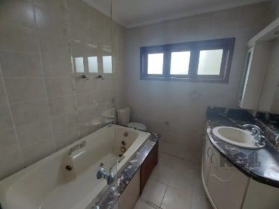 Casa à venda com 255m², 3 quartos, 1 suíte, 3 vagas no bairro Vila Ipiranga em Porto Alegre - Foto 15