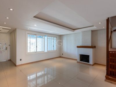 Casa à venda com 205m², 3 quartos, 1 suíte, 2 vagas no bairro Ipanema em Porto Alegre - Foto 2