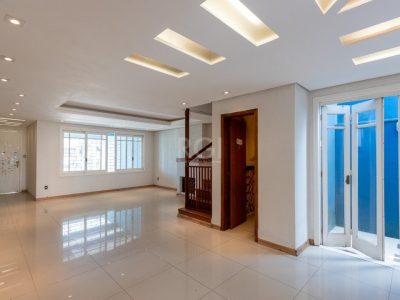 Casa à venda com 205m², 3 quartos, 1 suíte, 2 vagas no bairro Ipanema em Porto Alegre - Foto 8