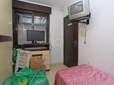 Casa à venda com 160m², 4 quartos, 1 suíte, 3 vagas no bairro Medianeira em Porto Alegre - Foto 18