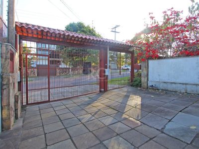 Casa à venda com 160m², 4 quartos, 1 suíte, 3 vagas no bairro Medianeira em Porto Alegre - Foto 3