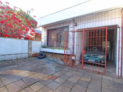 Casa à venda com 160m², 4 quartos, 1 suíte, 3 vagas no bairro Medianeira em Porto Alegre - Foto 4