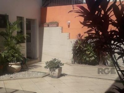 Casa à venda com 350m², 3 quartos, 1 suíte no bairro Petrópolis em Porto Alegre - Foto 9