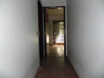 Casa à venda com 110m², 4 quartos, 1 suíte, 4 vagas no bairro Jardim Itu em Porto Alegre - Foto 2