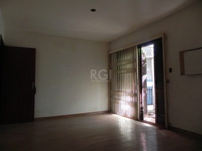 Casa à venda com 110m², 4 quartos, 1 suíte, 4 vagas no bairro Jardim Itu em Porto Alegre - Foto 8