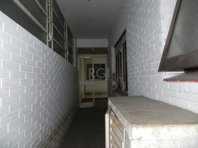 Casa à venda com 110m², 4 quartos, 1 suíte, 4 vagas no bairro Jardim Itu em Porto Alegre - Foto 12